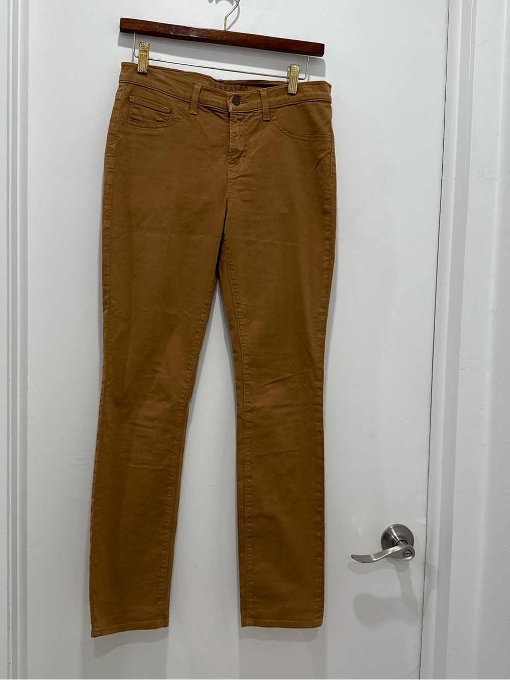 J Brand 811 Skinny Leg jeans in a gorgeous rich brown/tobacco shade 🤎 sz 28